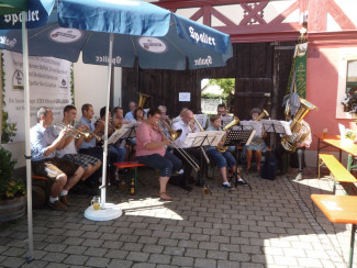 Zum Frühschoppen nach dem Gottesdienst spielt unser Posaunenchor munter auf