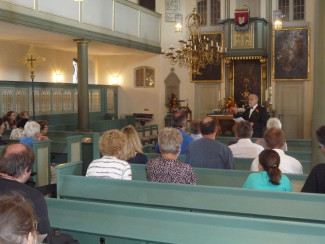 Der markgräfliche Kirchenbaumeister Johann David Steingruber bei der Kirchenführung