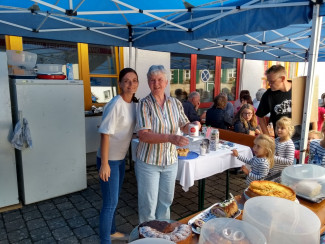 Kuchenstand von Hort Kita und Kirchenvorstand auf der Kirchweih