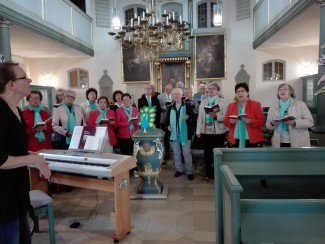 Singen im Gottesdienst mit dem Kirchenchor
